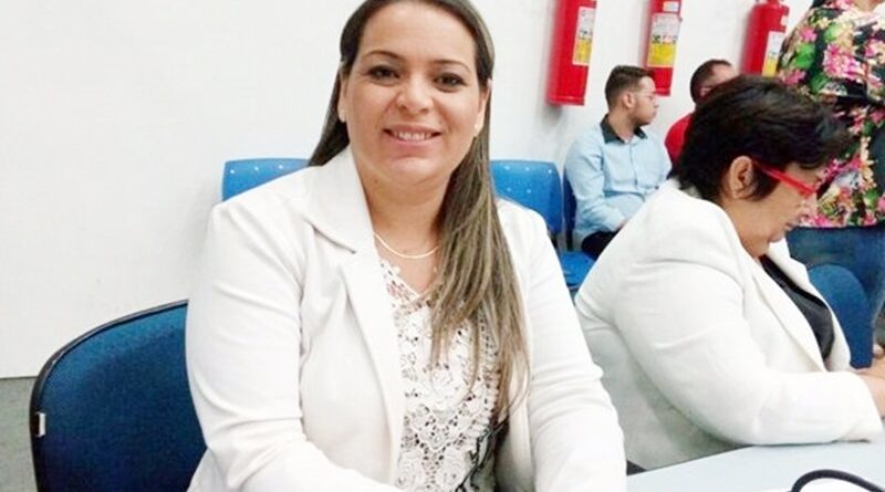 Vereadora Nadigerlane Rodrigues comemora requerimento aprovado para presença de intérpretes de Libras nas sessões da Câmara. Ouça