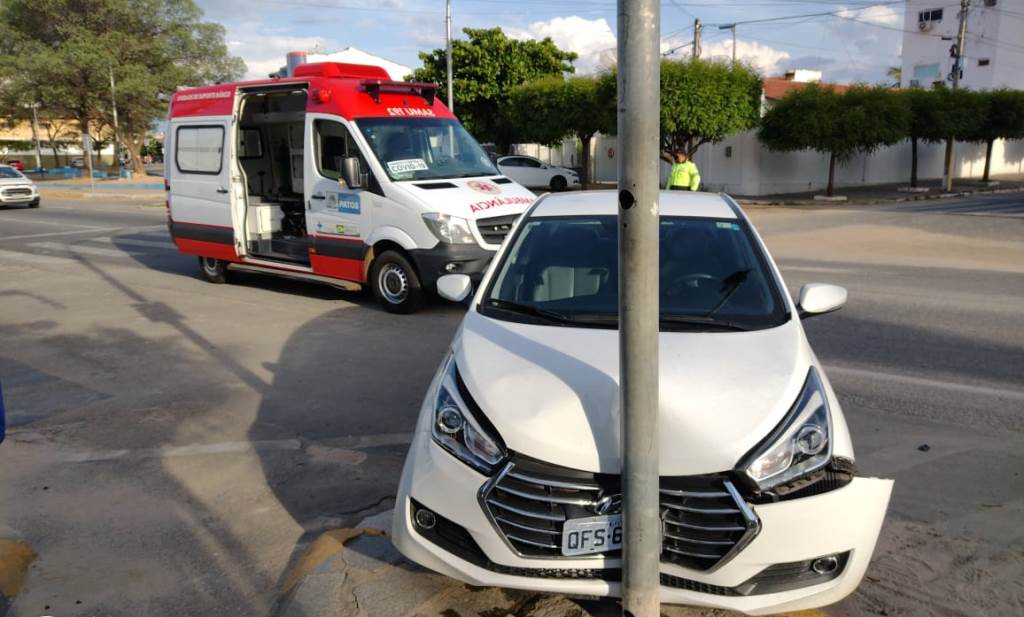 Imperícia e problemas no semáforo podem ser causadores do acidente entre ambulância e veículo no centro de Patos