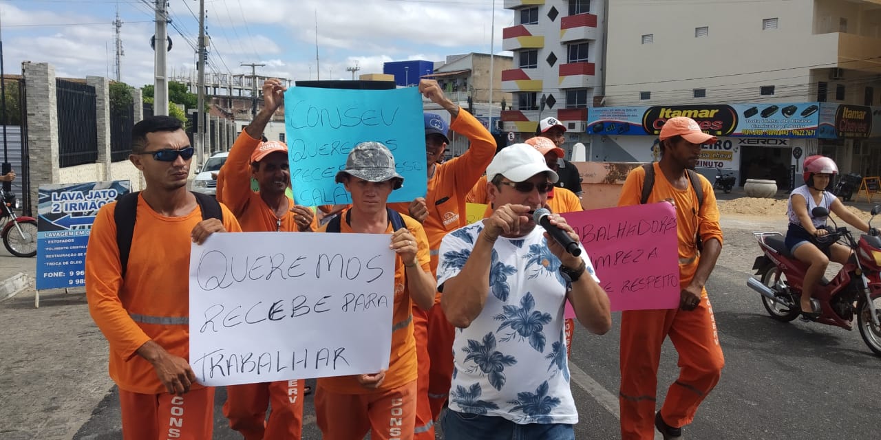 Trabalhadores da limpeza saem as ruas e cobram da Prefeitura de Patos seus salários