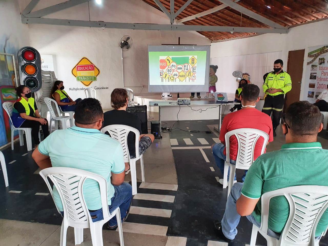 Coordenação de Educação para o Trânsito realiza palestra para motoboys em Patos