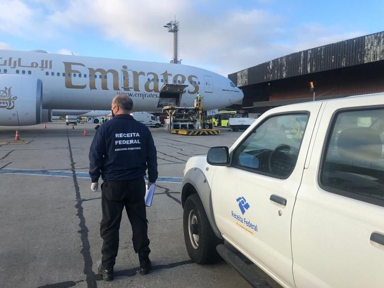 Chega a São Paulo avião com mais 2 milhões de vacinas da Índia