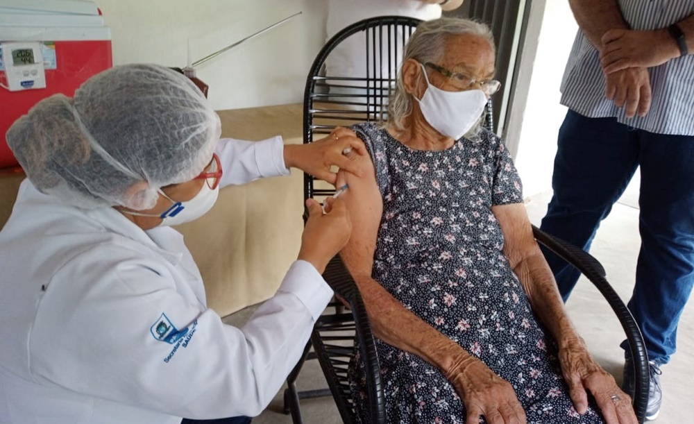 Idosos de 90 anos que residem na zona rural começam a ser imunizados