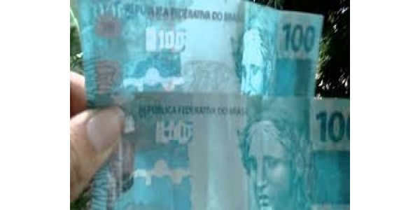 Mulher tenta abastecer veículo com dinheiro falso em Patos