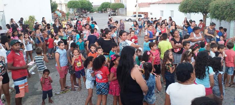 Amigos se unem e promovem festa para dezenas de crianças no Bairro Monte Castelo, em Patos