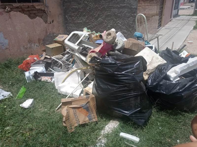 Após ordem judicial entulhos são retirados de dentro de residência em Patos