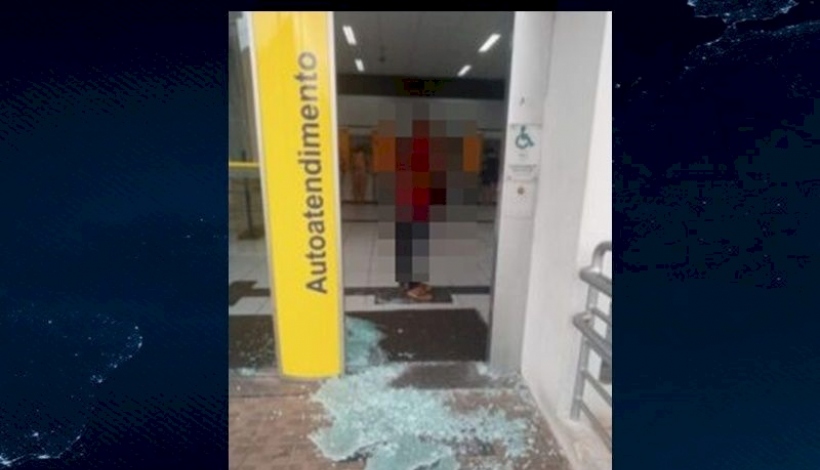 No Vale do Piancó: Vidraça de agência bancária é destruída por homem