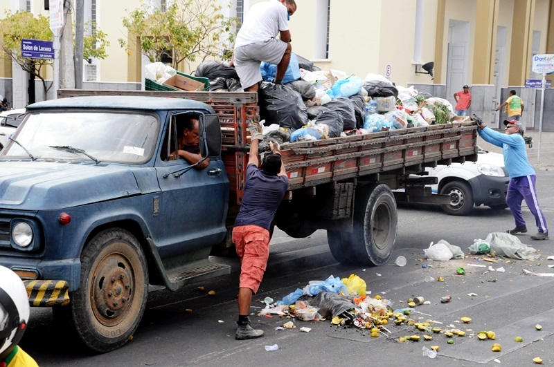 Prefeitura coloca trabalhadores para fazer coleta de lixo de forma improvisada pelas ruas da cidade de Patos