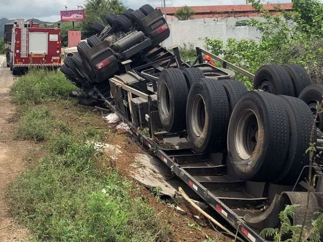 Carreta carregada de sal capota em Catolé do Rocha neste sábado (27)