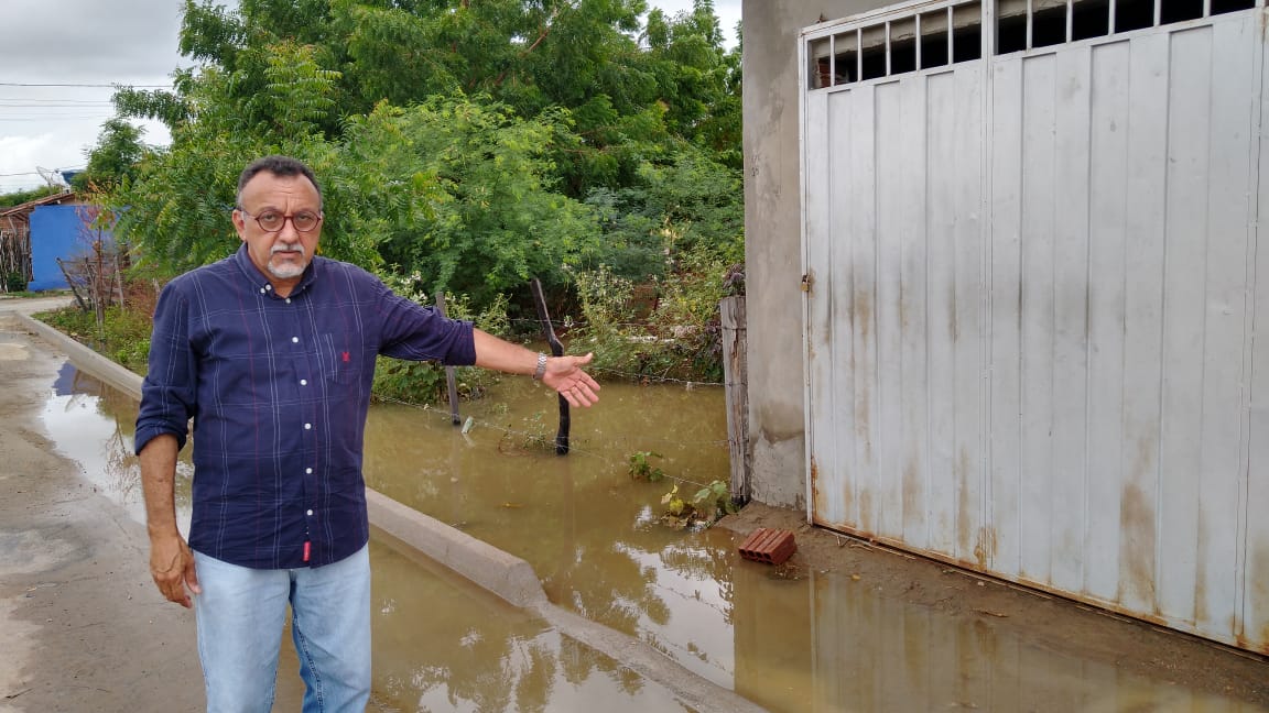 Vereador Zé Gonçalves denuncia que água da chuva e esgoto está invadindo as casas nos Sapateiros