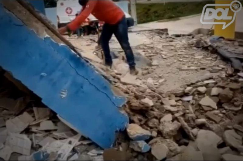 Força da chuva provoca desabamento de marquise de unidade de saúde em Olho D'água. Prefeitura descarta risco de desmoronamento