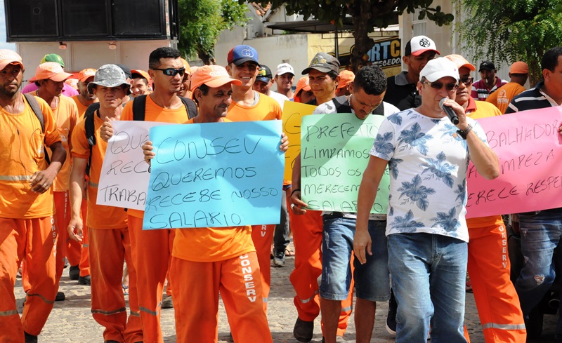 Continuidade ou não da paralisação dos garis deve ser definida nesta terça-feira em Patos