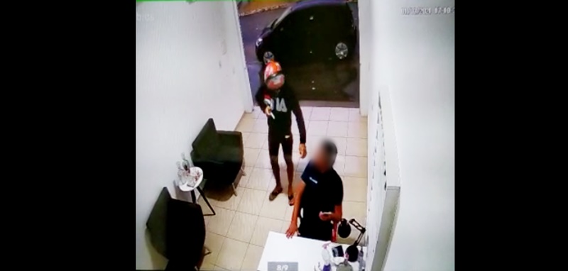 Ousadia em Patos: Bandido assalta vítima no momento que ele fazia as unhas em salão. Câmeras registraram tudo. Veja