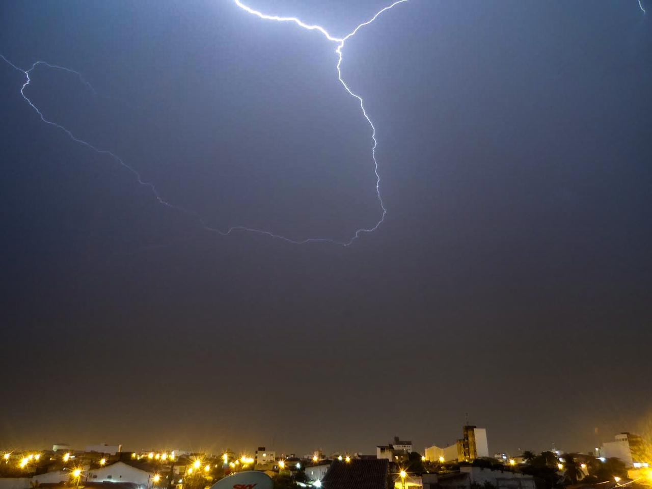 Jovem patoense faz registro surpreendente de um raio no céu de Patos – Confira.