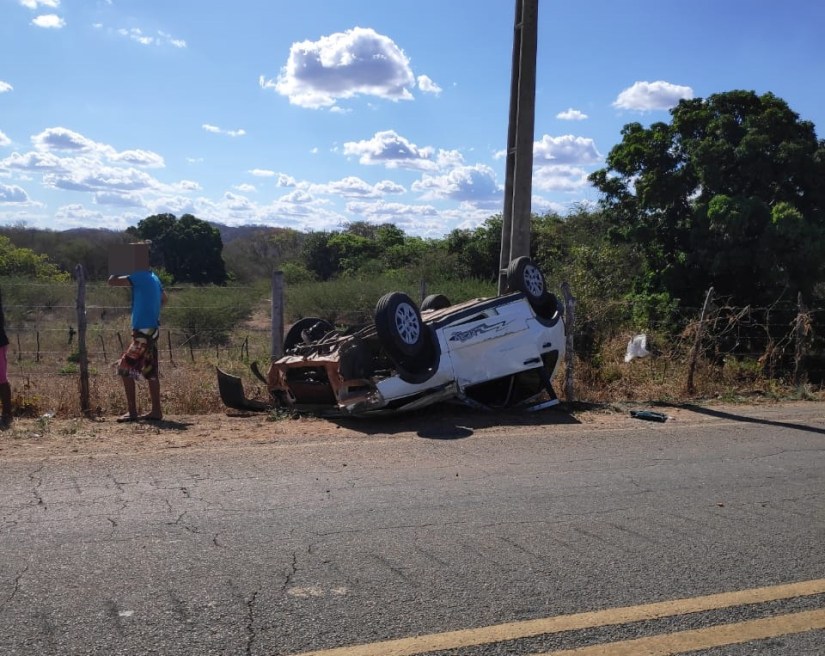 Carro capota na rodovia que liga o município de São José de Piranhas a Cajazeiras