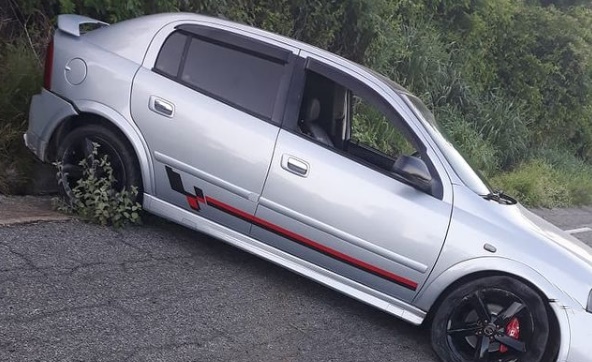 Veículo tomba em rodovia e motorista desaparece logo em seguida