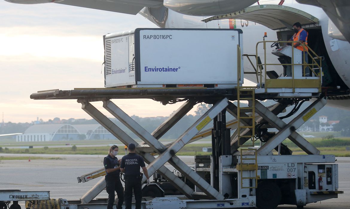 Brasil recebe insumos da China para 14 milhões de doses de vacina