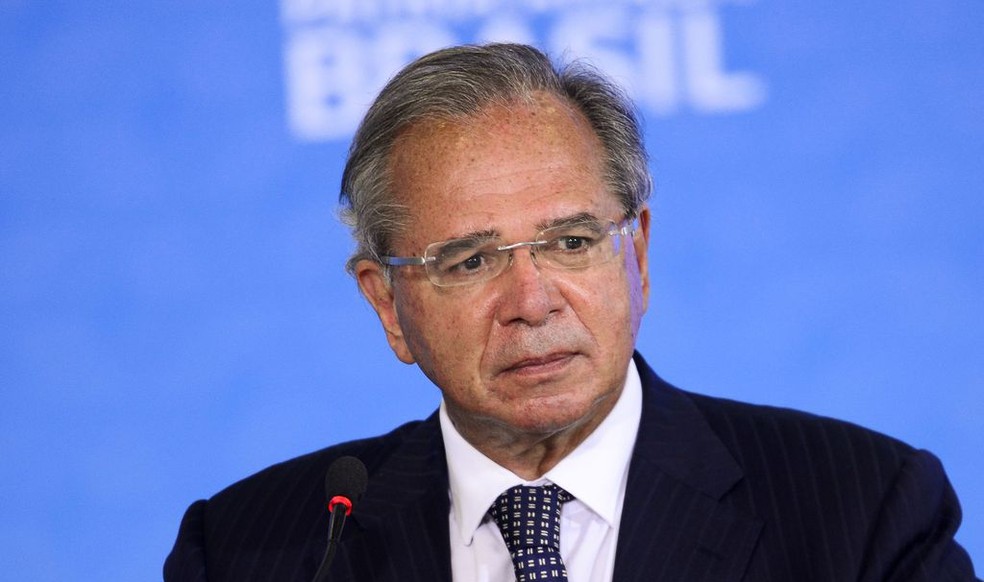 Paulo Guedes anuncia antecipação de 13º de beneficiários do INSS
