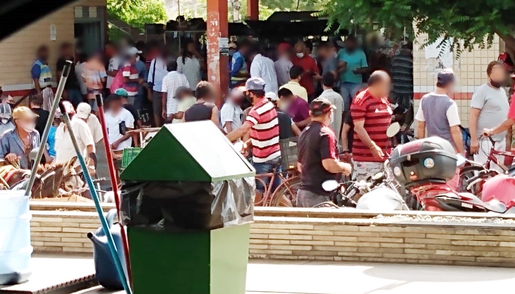 Em época de pandemia, Internauta fotografa aglomeração em feira de Patos neste sábado (06), e faz desabafo