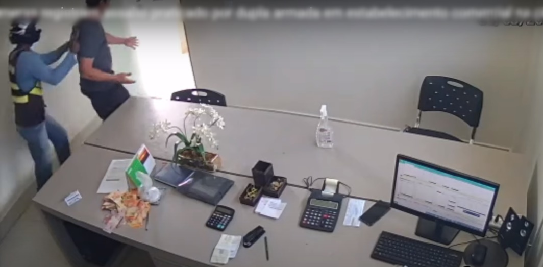 Homem usando colete de mototaxista promove assalto a estabelecimento comercial no Sertão