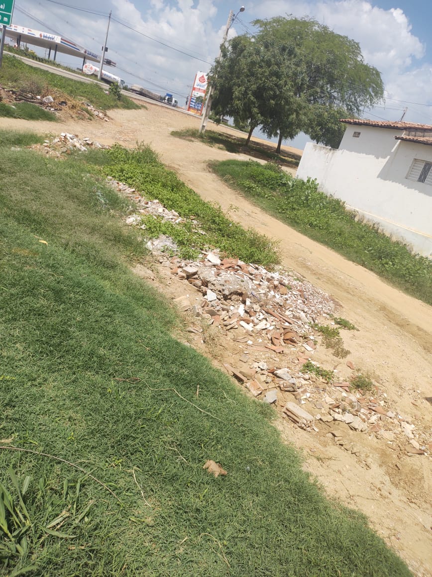 Moradores do conjunto Noé Trajano denunciam rua quase intransitável e pedem retirada de lixo