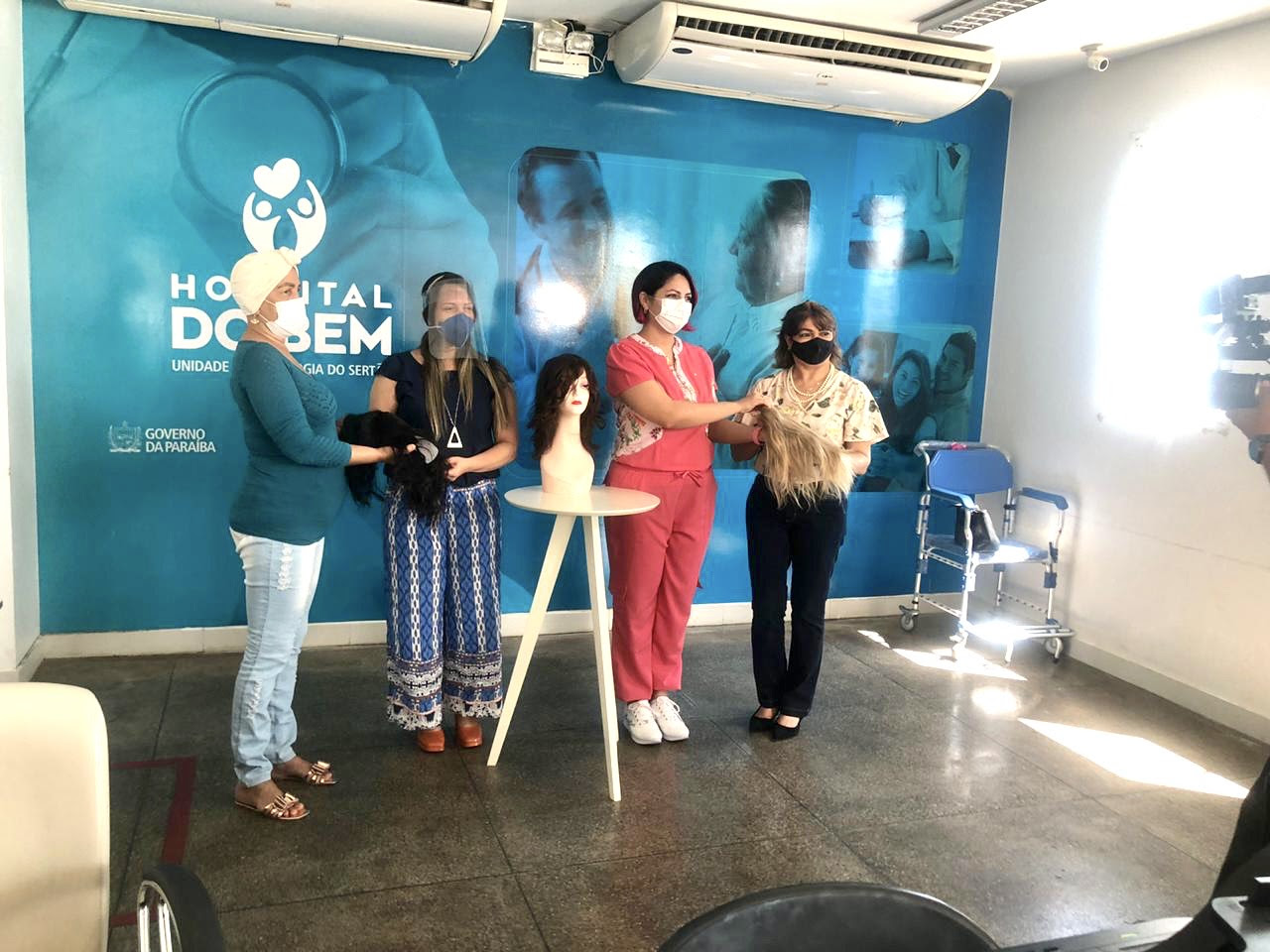 Hospital do Bem marca Dia Internacional da Mulher com doação de perucas para pacientes