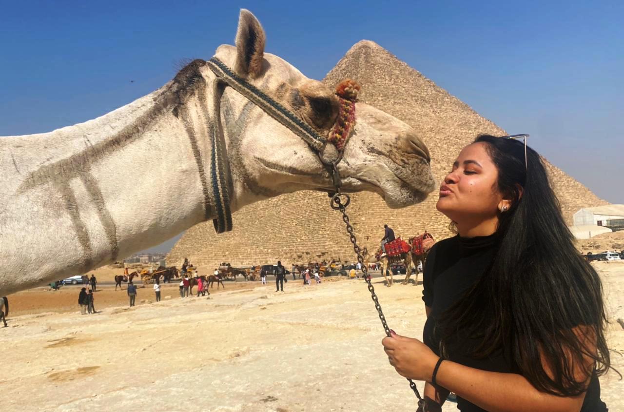 Designer de sobrancelhas passa temporada no Egito e se prepara para retorno a cidade de Patos