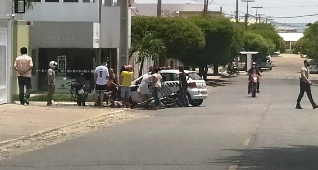 Motociclista delivery se envolve em acidente com veículo da Polícia Civil, em Patos