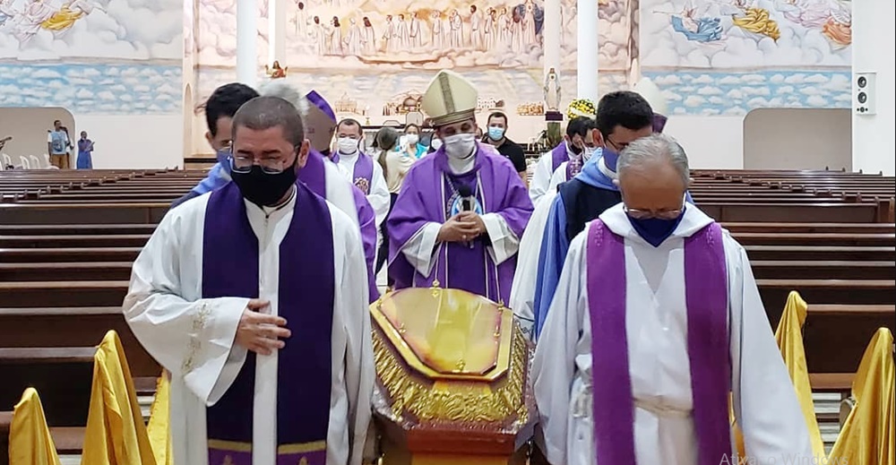 Emoção marca o sepultamento do Monsenhor Severino de Alencar Leite nesta quarta (10)