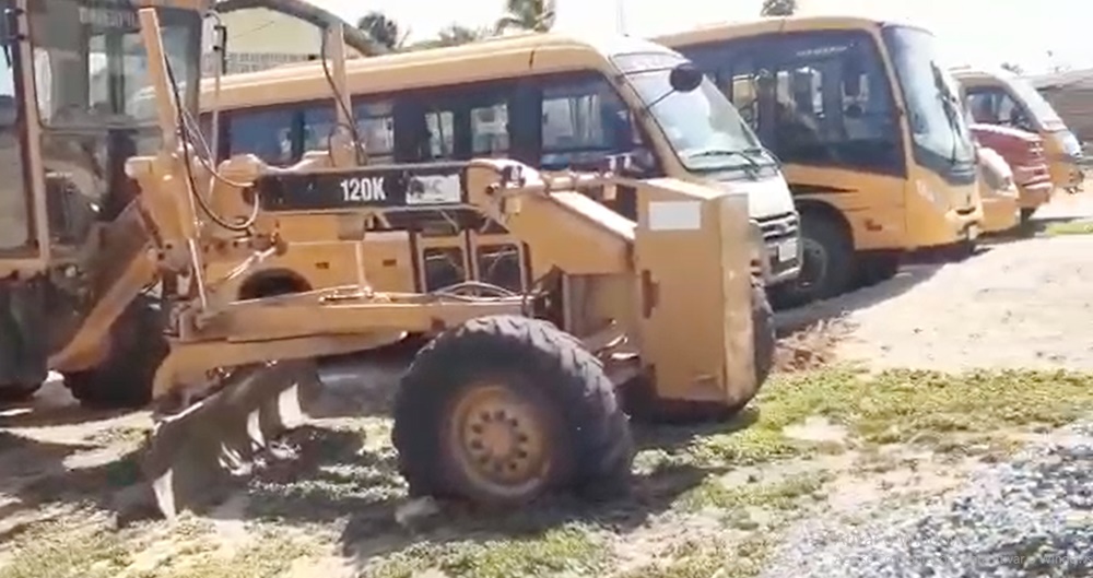 Vereador de Areia de Baraúnas procura Patosonline.com e faz denúncia sobre máquinas do município. Veja