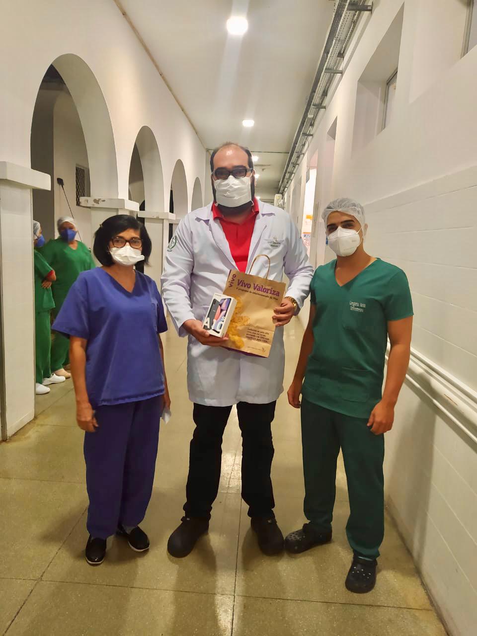 Complexo de Patos recebe doação de um celular que será utilizado nas videochamadas de pacientes internados com Covid