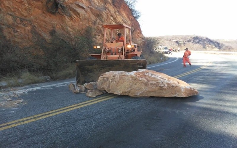 DER retira pedras que deslizaram na Serra do Teixeira