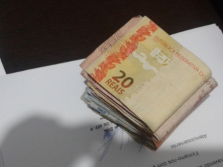 Agentes encontram dinheiro dentro de rádio na casa de acusado de roubar e espancar idoso em Igaracy