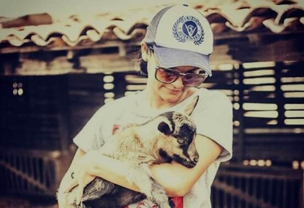 Em Patos, universitária consegue estágio em renomada fazenda de São Paulo e busca ajuda para despesas com viagem