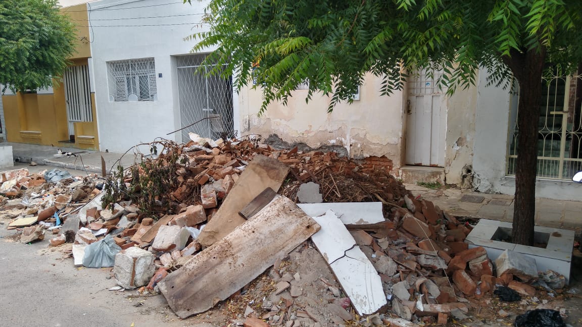 Vereador Zé Gonçalves denuncia colocação de entulhos na Rua Dezoito do Forte em Patos