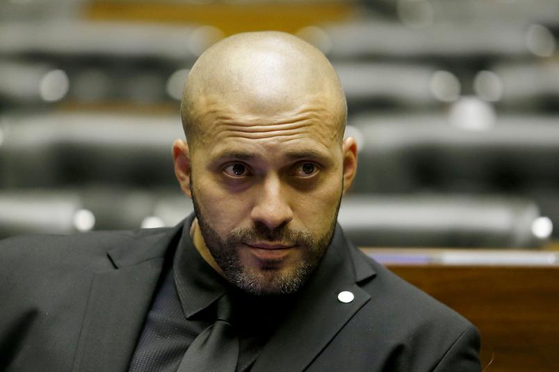 Alexandre de Moraes determina prisão domiciliar ao deputado Daniel Silveira