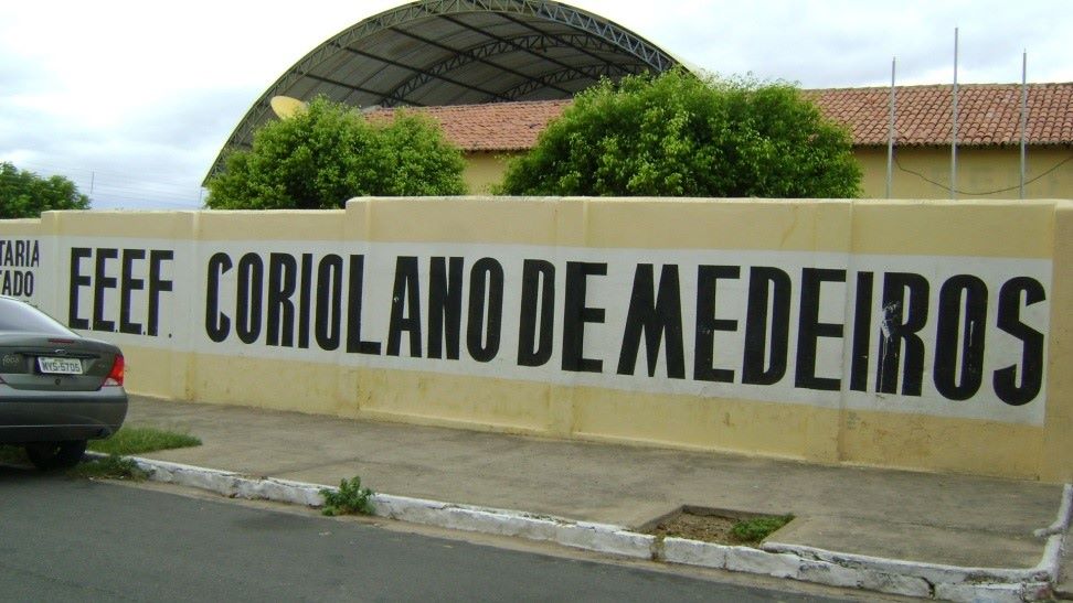 Polícia flagra ladrão dentro da Escola Coriolano de Medeiros em Patos. Veja o vídeo