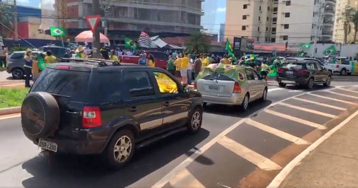 Carreatas a favor de Bolsonaro são realizadas em várias cidades pelo Brasil neste domingo (14)