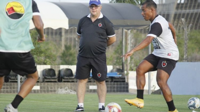 Vilar explica mudanças no ataque e aprova atuação de Roniel contra o Sampaio Corrêa