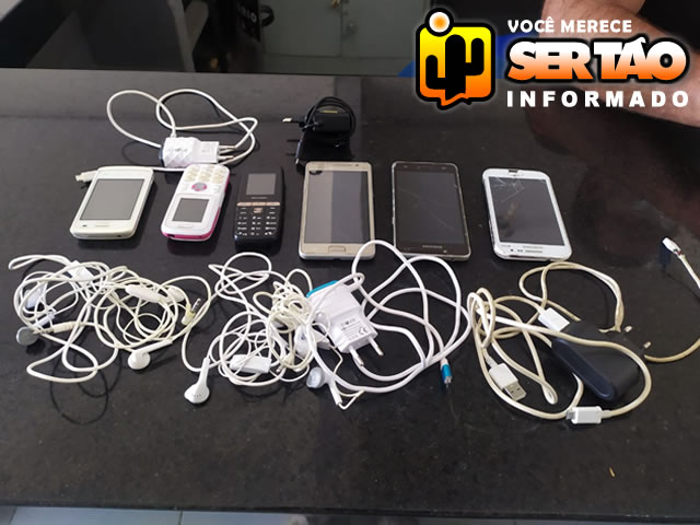 Policiais penais apreendem garrafa pet com celulares, fones de ouvido e carregadores no Presidio Padrão de Cajazeiras