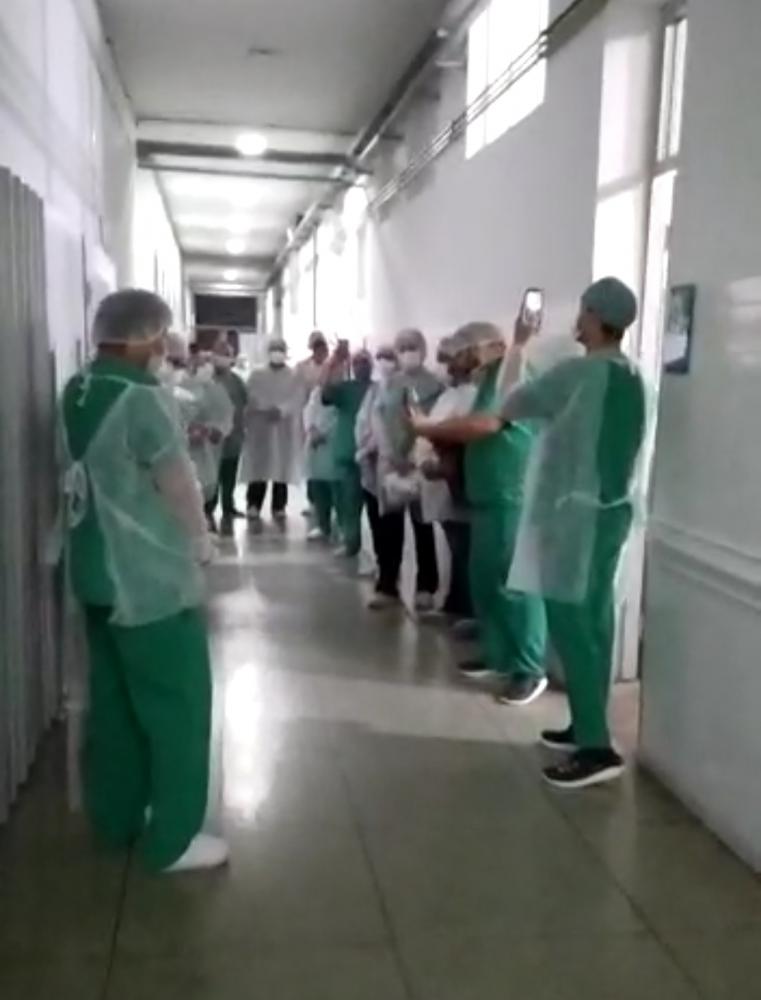 Em Patos: Profissionais do Hospital Regional realizam homenagens aos pacientes e vítimas da Covid-19. Vídeo
