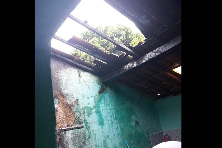 No Vale do Piancó, botijão de gás explode em residência e destrói telhado e móveis da cozinha