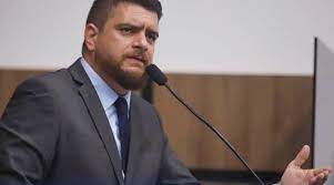 Vereador Jamerson Ferreira questiona permuta de doação de terreno e Sales Júnior responde pela gestão municipal. Ouça