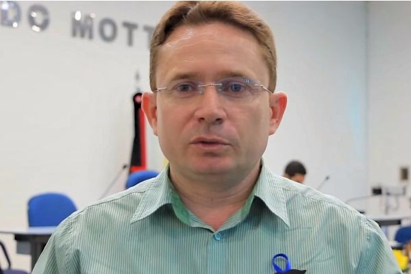 Vereador Sales Júnior cobra reposição de asfalto e calçamento danificados pela Cagepa de Patos. Ouça