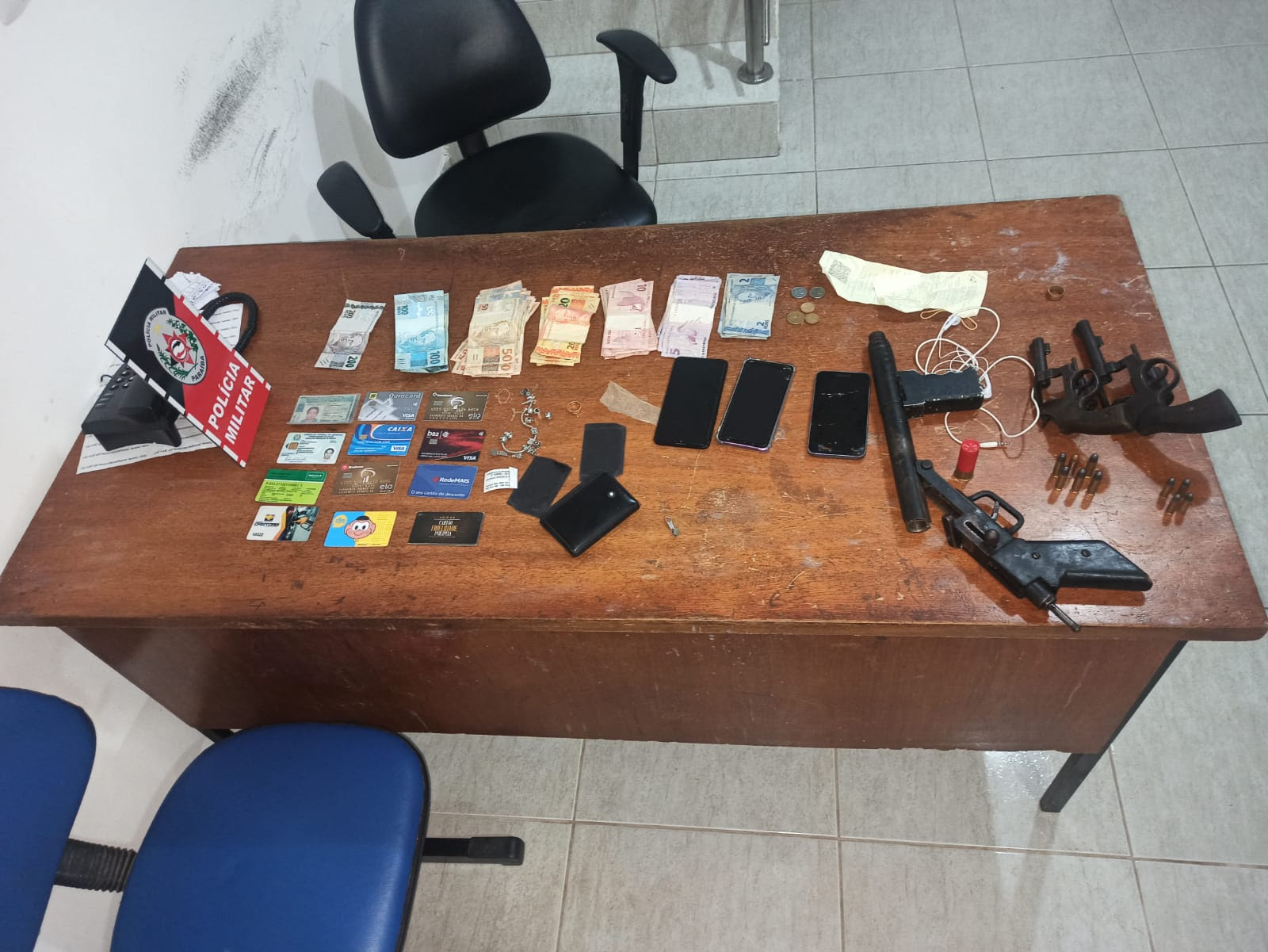 Polícia anuncia prisão de trio suspeito de assaltar casa e fazer família refém no Sertão