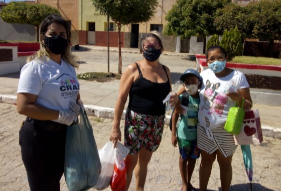 Nas Ruas: Equipes do CRAS e CENTRO DIA DO IDOSO realizam ação de combate ao Covid-19