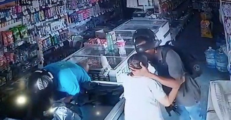 Assaltante beija testa de idosa durante roubo: ‘não quero seu dinheiro’