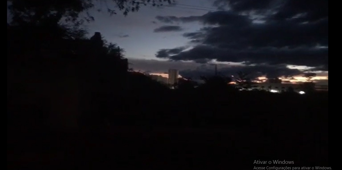 Moradores reclamam de escuridão em bairro de Patos