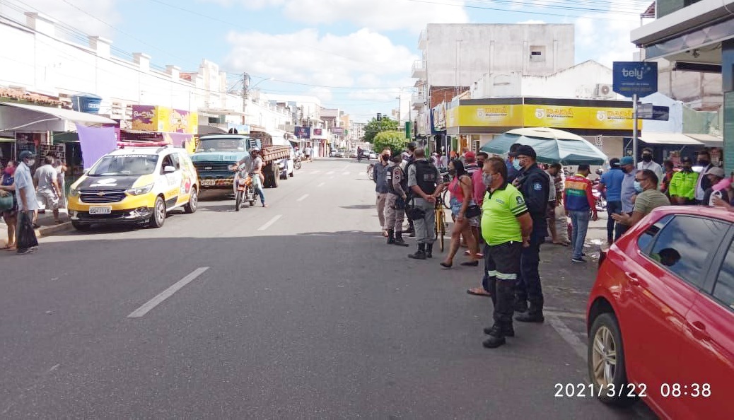 Vendedores ambulantes e camelôs começam a ser retirados do Centro de Patos