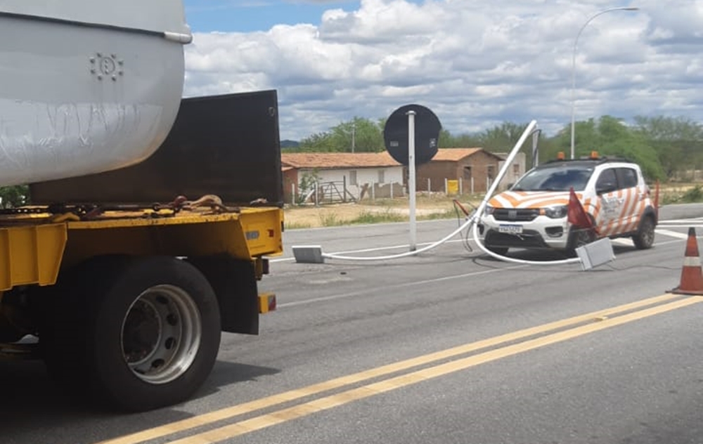 Acidente com veículo de carga em frente a Unidade Operacional da Polícia Rodoviária Federal em São Mamede