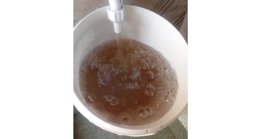 Moradores do Centro de Patos denunciam coloração de água das torneiras e pedem explicação da Cagepa